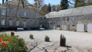 Cour de la ferme-château de Dourbes 