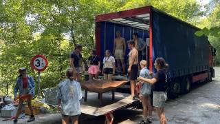 Déchargement d'un camion à l'entrée du pont, terrain Pont Baugnies 