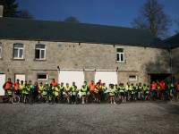 une équipe de cyclistes dans la ferme chateau de Dourbes 