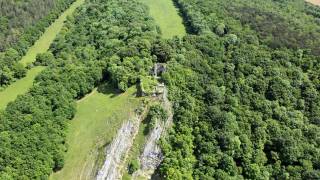 achter de ruïnes van Haute Roche luchtfoto van kampeerterrein "Haute Roche" in DOURBES 