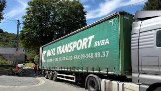 gros container qui ne peut accéder à l'entrée de la prairie "Près de l'église" 