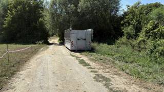 petit container qui peut aller jusqu'à l'entrée de la prairie "Près de l'église" 