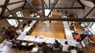 Seminaire in de polyvalente zaal van kasteelhoeve van DOURBES houten vloer op de grond 
