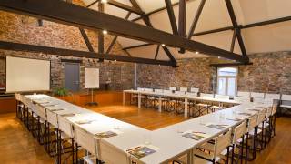  polyvalente zaal klaar voor en seminaire in kasteelhoeve van DOURBES houten vloer op de grond 
