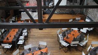  polyvalente zaal klaar voor en feest in kasteelhoeve van DOURBES houten vloer op de grond 